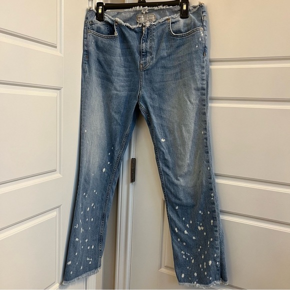 Free People The Cropped Bootcut Jeans denim Raw Waistband Bleach Spots Size 28 - Picture 3 of 7